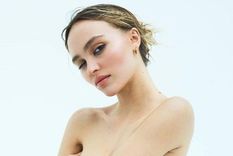 Lily Rose, la hija de Johnny Depp, muestra sus atributos en topless y deja a todos sin palabras