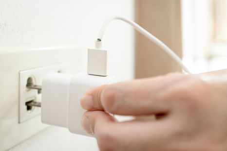 Un simple cambio en el orden al enchufar tu celular puede marcar la diferencia en la vida útil y la salud de tu dispositivo. Foto: Archivo Un simple cambio en el orden al enchufar tu celular puede marcar la diferencia en la vida útil y la salud de tu dispositivo. Foto: Archivo