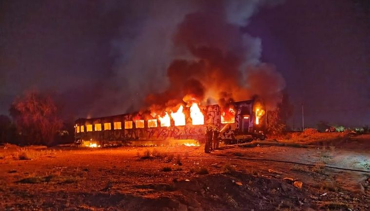 El vagón incendiado está en el terreno del ferrocarril, en calle Perú y Barcala. Foto: Gentileza