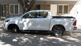 Así quedó la camioneta de los turistas que sufrieron el robo de ruedas en la Quinta Sección. Así quedó la camioneta de los turistas que sufrieron el robo de ruedas en la Quinta Sección.