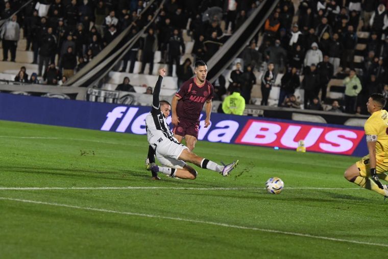 Un Tanque. De arremetida, tras un gran pase de Lencioni, Agustín Módica puso el 1-0 en el área chica. Un Tanque. De arremetida, tras un gran pase de Lencioni, Agustín Módica puso el 1-0 en el área chica.