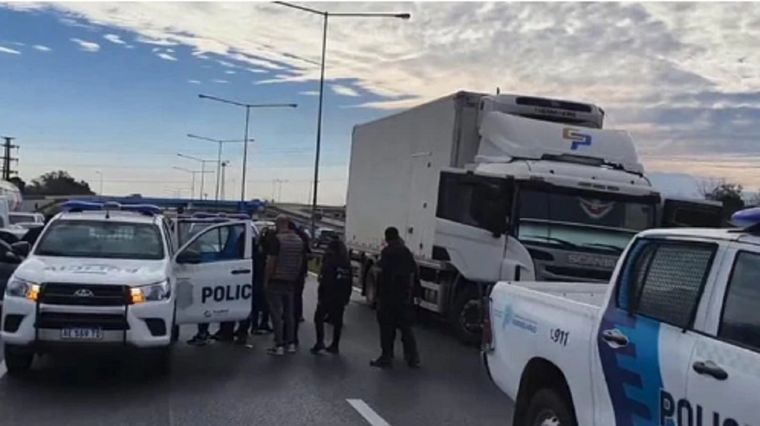 Los piratas del asfalto fueron detenidos en la autopista Panamericana.