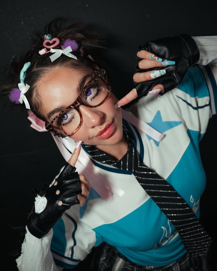 Los outfits de María Becerra con guiños japoneses.