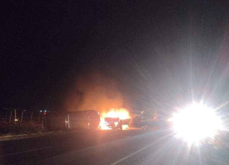 Uno de los vehículos involucrados en el accidente en Tupungato se prendió fuego. Uno de los vehículos involucrados en el accidente en Tupungato se prendió fuego.