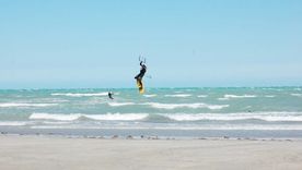 Un hombre de 55 años murió en la provincia de Río Negro tras sufrir una descompensación mientras practicaba kitesurf en Mar Grande, Río Negro. Un hombre de 55 años murió en la provincia de Río Negro tras sufrir una descompensación mientras practicaba kitesurf en Mar Grande, Río Negro.