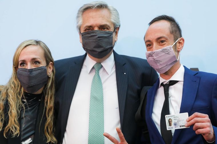 El presidente Alberto Fernández junto a Gero Caro y la abogada Eleonora Lamm.