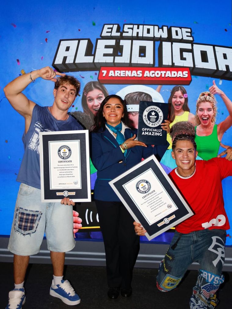 Alejo Igoa posa orgulloso con sus dos certificados de Récord Guinness ante un Movistar Arena repleto. Alejo Igoa posa orgulloso con sus dos certificados de Récord Guinness ante un Movistar Arena repleto.