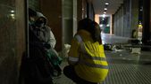 Bajo recovas y marquesinas, en plazas y lugares concurridos, muchas personas se disponen a ayudar a las personas en situación de calle. Foto: Gobierno de la Ciudad Bajo recovas y marquesinas, en plazas y lugares concurridos, muchas personas se disponen a ayudar a las personas en situación de calle. Foto: Gobierno de la Ciudad