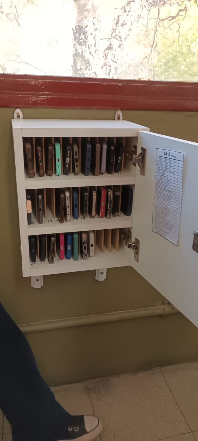 Los alumnos dejan sus celulares en estos casilleros numerados al ingresar al aula. Foto: Gentileza Colegio San Luis Gonzaga