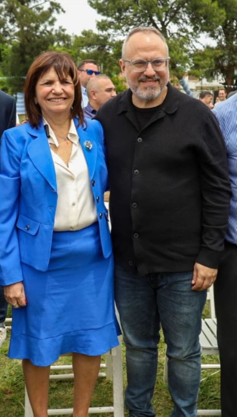 Patricia Bullrich y Diego Valenzuela intentaron armar una estructura interna complementaria en el seno libertario. No los dejaron progresar. Todo bajo la tutela y mirada de Karina Milei y Sebastián Pareja. Patricia Bullrich y Diego Valenzuela intentaron armar una estructura interna complementaria en el seno libertario. No los dejaron progresar. Todo bajo la tutela y mirada de Karina Milei y Sebastián Pareja.