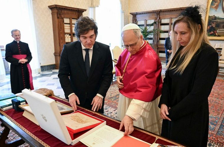 El Papa León XIV confirmó al presidente Javier Milei durante su encuentro este sábado en el Vaticano, que visitará pronto Argentina.