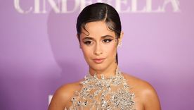 Camila Cabello se une al grupo de famosas que buscan vestidos innovadores y juveniles Foto: Telemundo