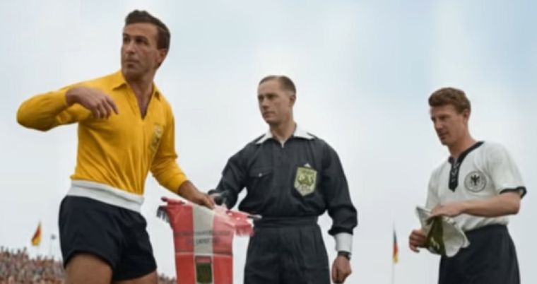 La Selección argentina enfrentó a Alemania Federal con camisetas amarillas prestadas.