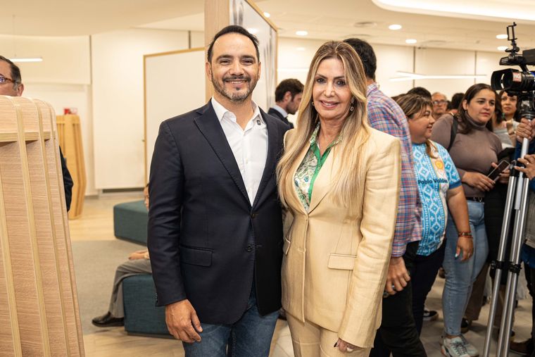 El gobernador Juan Pablo Valdés y la presidenta del Banco de Corrientes, Laura Sprovieri. El gobernador Juan Pablo Valdés y la presidenta del Banco de Corrientes, Laura Sprovieri.