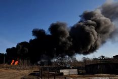 Una columna de humo se eleva desde tanques de combustible en llamas que, según los locales, fueron alcanzados por cinco cohetes en la base aérea de Vasylkiv, en las afueras de Kiev este 12 de marzo. Foto: Reuters