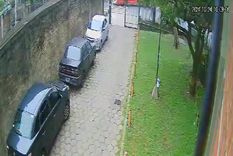 La mujer cruzaba por la senda peatonal de la esquina de la calle Vélez Sarsfield y la avenida Pedro de Mendoza, cuando fue embestida por colectivo. Foto: Captura de video X de @HagamosLioBsAs