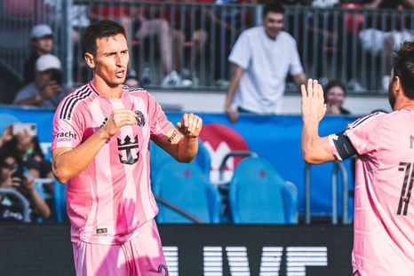 Messi festeja el gol con Tadeo Allende, autor del 1-0 de Inter Miami vs. Toronto. Messi festeja el gol con Tadeo Allende, autor del 1-0 de Inter Miami vs. Toronto.