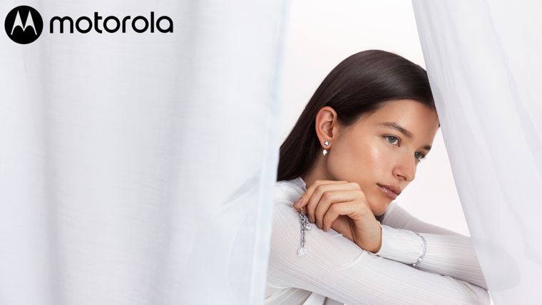 Motorola y Pantone presentan Cloud Dancer, el nuevo color del 2026.