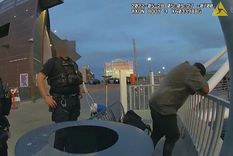 Imágenes de las cámaras policiales muestran a los agentes hablando con Sean Bickings antes de que saltara al Lago de la ciudad de Tempe Foto: CIUDAD DE TEMPE