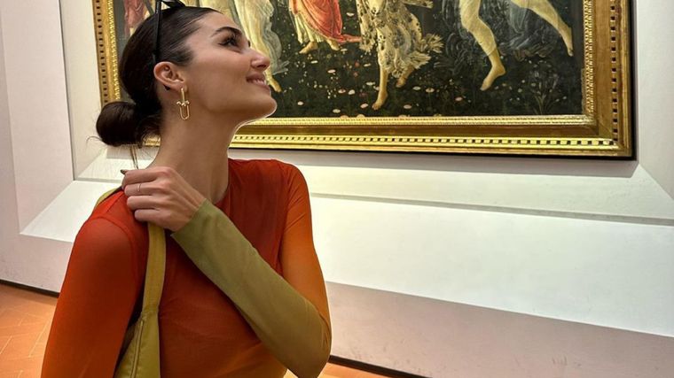 Hande Erçel En Italia. Foto: @handemiyy