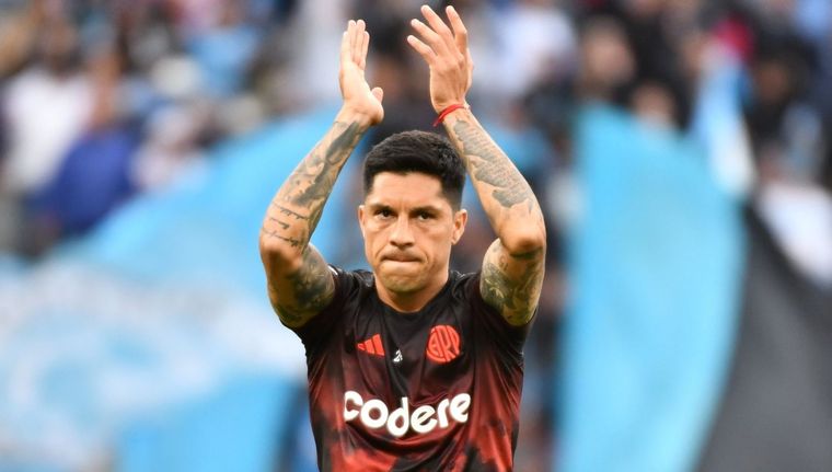 Enzo Pérez celebró la victoria con la gente. Foto: @RiverPlate