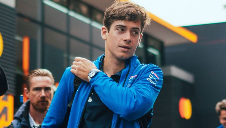 Mientras prepara su vuelta con toda, Franco Colapinto recibió un sentido homenaje por parte de los chicos del colegio donde se formó.