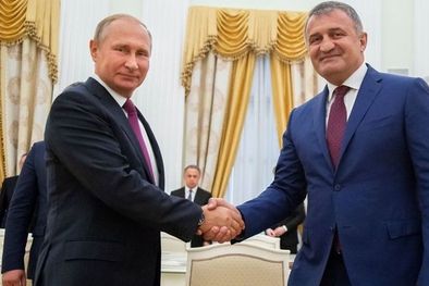 MDZol | El presidente de Osetia del Sur, Anatoly Bibilov (derecha) anunció que buscarán la anexión a Rusia. Foto: GETTY IMAGES