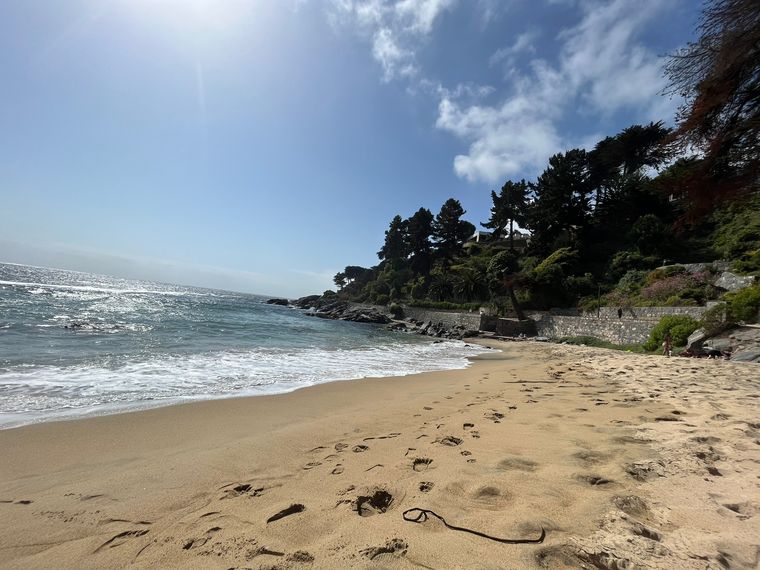 Chile cuenta con innumerables playas en toda su costa, cada una con una belleza particular.