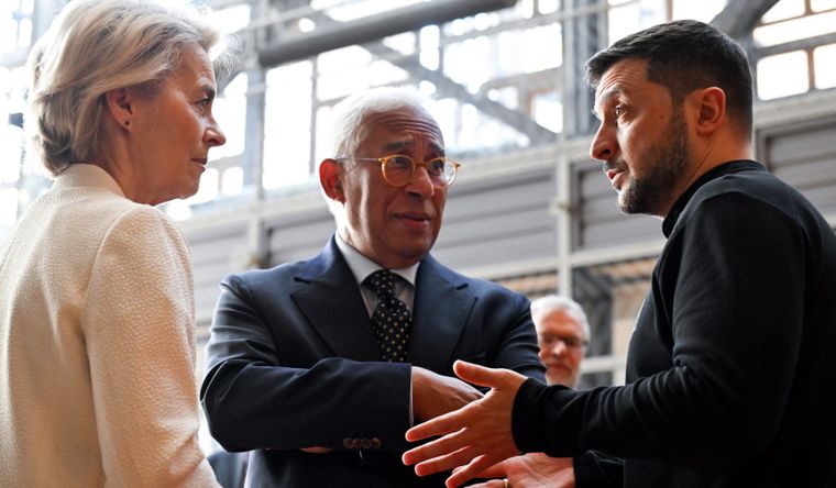 Los presidentes del Consejo Europeo, António Costa, y de la Comisión Europea, Ursula von der Leyen, escuchan al presidente de Ucrania, Volodímir Zelenski. Foto Dpa