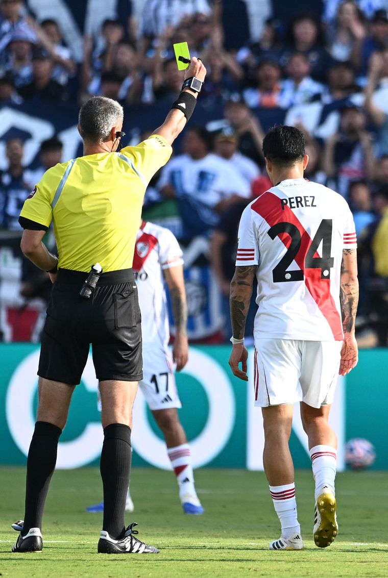 Enzo Pérez recibió la tarjeta a los 16 minutos del partido entre River y Monterrey. Enzo Pérez recibió la tarjeta a los 16 minutos del partido entre River y Monterrey.