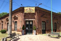 l boulevard arbolado y las casonas del siglo XIX dibujan la postal clásica del pueblo de Cortines.