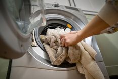 Con pequeños trucos se puede eliminar de las toallas los residuos de detergente y minerales acumulados.