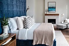 El tamaño de la cama con relación al tamaño de la alfombra es crucial para acertar en la colocación. Foto: Firefinish Interiors Fotografía: @DanCutronaPhotos