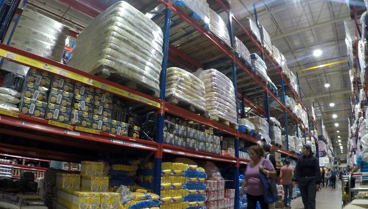 La diferencia principal en las compras en supermercados mayoristas está en el rendimiento, además del valor de los productos. Foto: ALF PONCE MERCADO / MDZ