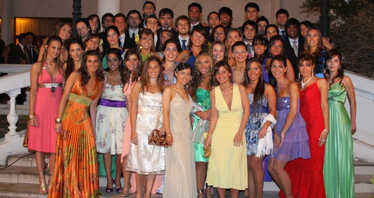 Los egresados antes de disfrutar su fiesta. Foto: Gentileza