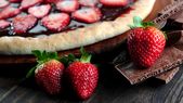 Receta de pizza dulce de chocolate y frutillas para compartir en casa. Receta de pizza dulce de chocolate y frutillas para compartir en casa.
