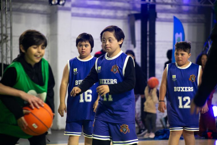 Los Buxers en pleno partido de básquet.
