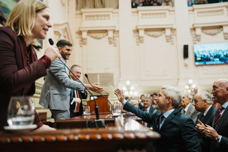 Rogelio Frigerio saludando al gobernador de Santa Fe, Maximiliano Pullaro, durante la apertura de sesiones legislativas en Santa Fe