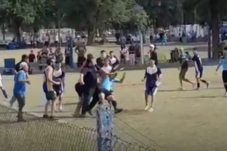 Un árbitro sufrió una brutal agresión durante un partido de divisiones juveniles en Rosario y todo quedó registrado en un video. Un árbitro sufrió una brutal agresión durante un partido de divisiones juveniles en Rosario y todo quedó registrado en un video.