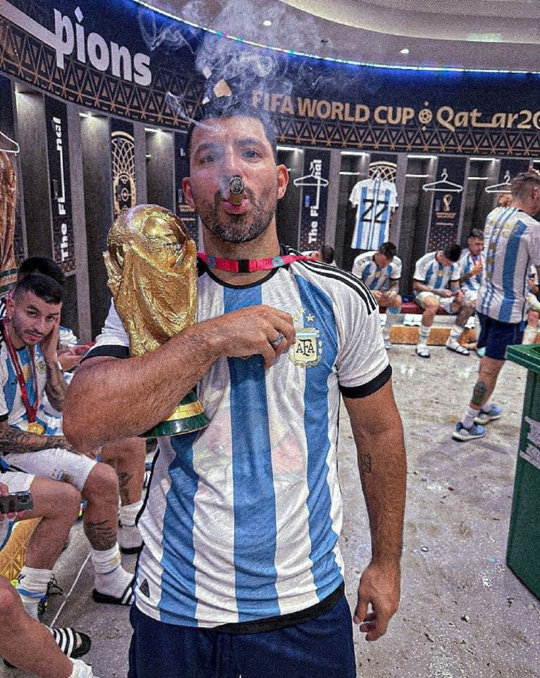 El Kun, con el habano y la Copa en la otra mano. Foto: Instagram