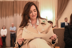 Victoria Villarruel mira con orgullo el título alcanzado en la UTN.