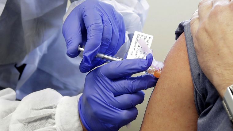 Un paciente recibe una dosis en la primera etapa de la prueba de una potencial vacuna contra el covid-19, en Seattle, EE.UU., el 16 de marzo de 2020.