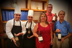 La sommelier mendocina María Laura Ortiz y el grupo de chefs con los vinos de nuestra provincia.