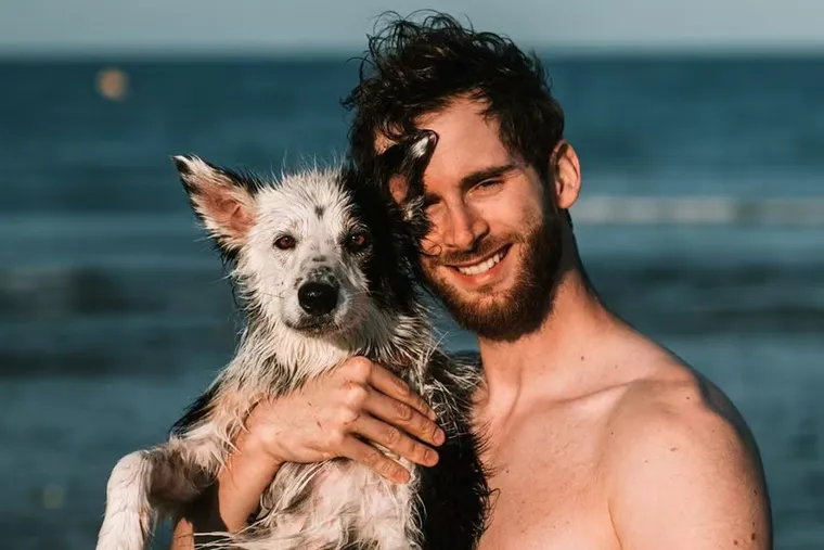 Ninja Skadi explicó cómo reaccionar cuando otro perro se acerca rápidamente durante un paseo.