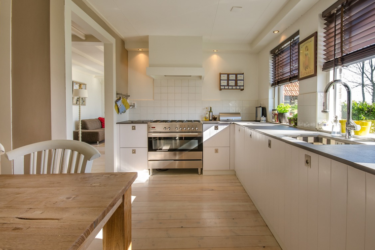 Descubre las principales diferencias entre pisos de madera natural y sintética. Foto: Pixabay - pixabay.com