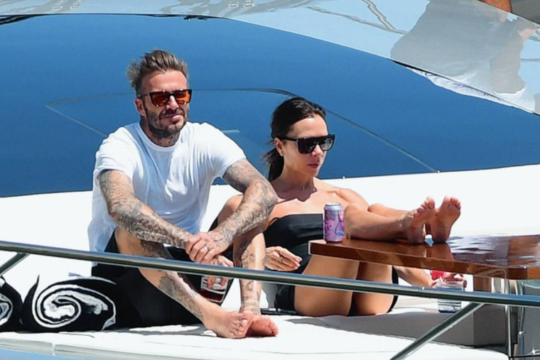 DAVID Y VICTORIA BECKHAM NO SE PRIVAN DE NADA. POR ESO PASARON SUS VACACIONES A BORDO DE UNA EXCLUSIVA EMBARCACIÓN.