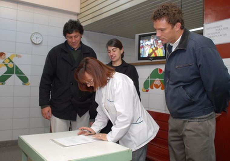 Gastón Nasazzi y Diego Nazar de Fundavita, la directora del Hospital Notti Viviana Vallone y la encargada de Marketing de MDZ firman la entrega de juguetes. Foto: Gerardo Gómez / MDZ