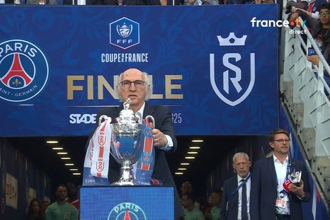 Carlos Bianchi entró al estadio de Saint Denis con el trofeo de la Copa Francia antes de la final entre PSG y Reims, dos equipos en los que se destacó como delantero. Foto: captura de TV