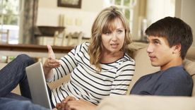 Entre de la culpa frente a los límites y el fracaso si no los ponen. Vagan en un limbo intentando agradar a sus hijos. Entre de la culpa frente a los límites y el fracaso si no los ponen. Vagan en un limbo intentando agradar a sus hijos.