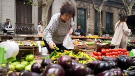 La baja en los precios de frutas y verduras por el aumento de la oferta es apenas un factor detrás de la caída histórica de la inflación en Uruguay.